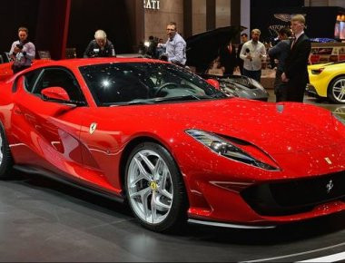 Οταν βγαίνει νέα Ferrari... τα άλλα αυτοκίνητα βαράνε προσοχή! (φωτό & βίντεο)